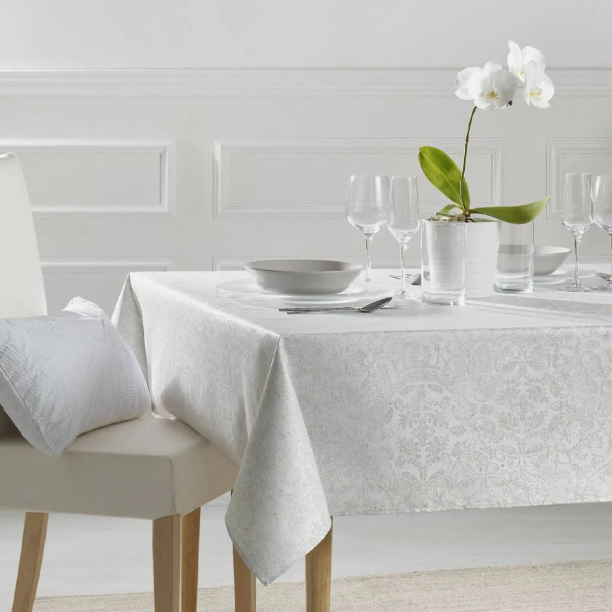 AT VALERIA Скатерть 160х250см BLANCO